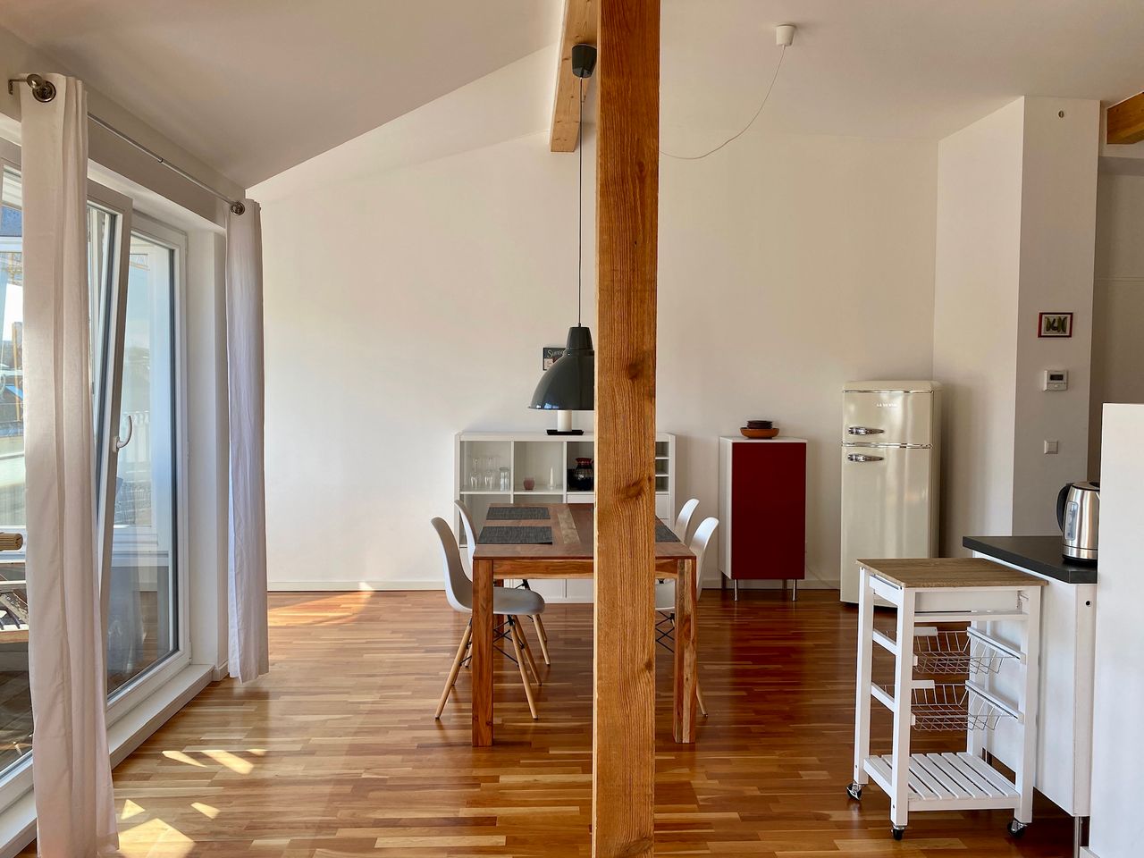 Sunny rooftop apartment with big balcony in Prenzlauer Berg close to park, restaurants and public transport