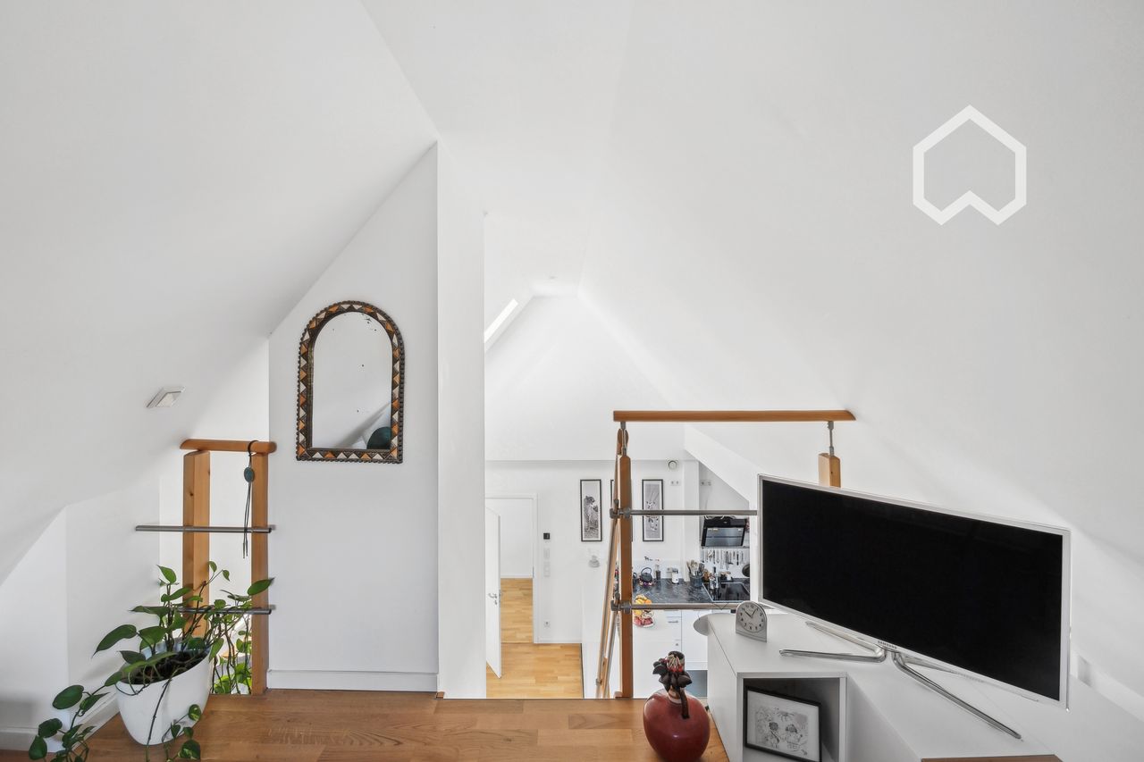 Top floor maisonette with separate entrance and gallery in the attic