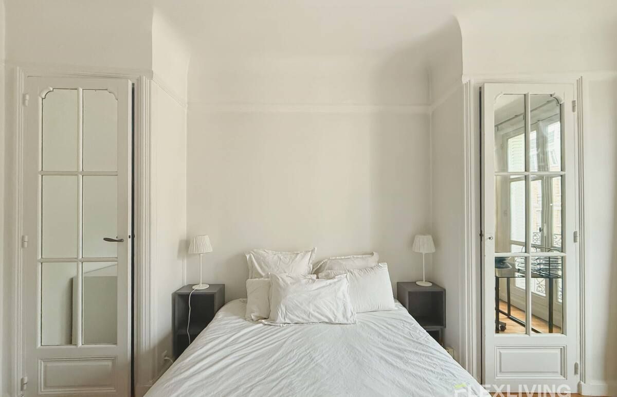 a superb 50m2 one-bedroom apartment located on rue de Vaugirard.