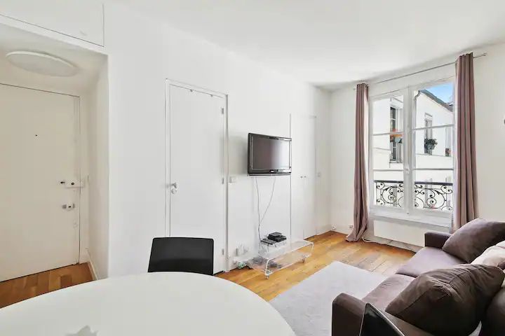 Prime Location & Cozy Comfort: 2-Min Walk to Place de la République - Stylish Apartment for 4!