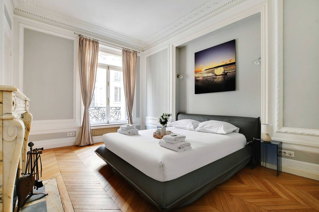 50m² flat nestled between the Champs-Élysées and the Arc de Triomphe.