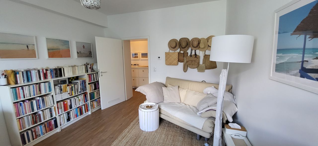 Cologne Sülz: Beautiful, bright and comfortable 60 sqm apartment with balcony for one person or a couple.