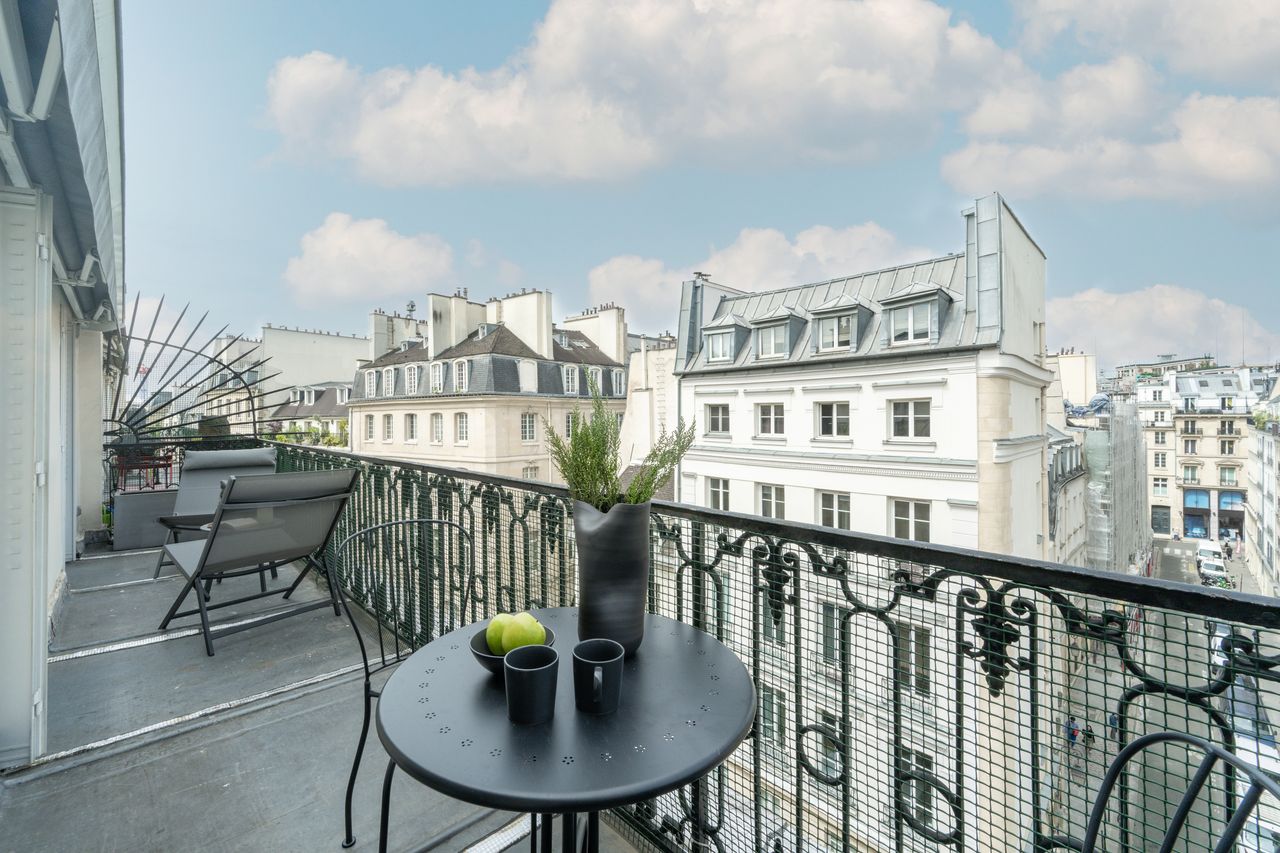 Rivoli - 2 bedrooms and a balcony in the Louvre district
