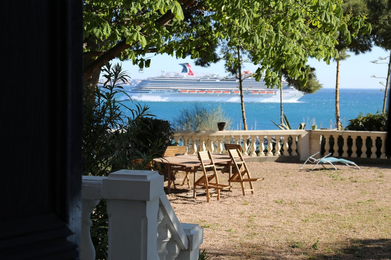 Wonderful place near Marseille and Aix en Provence with and amazing sea view and swimming pool