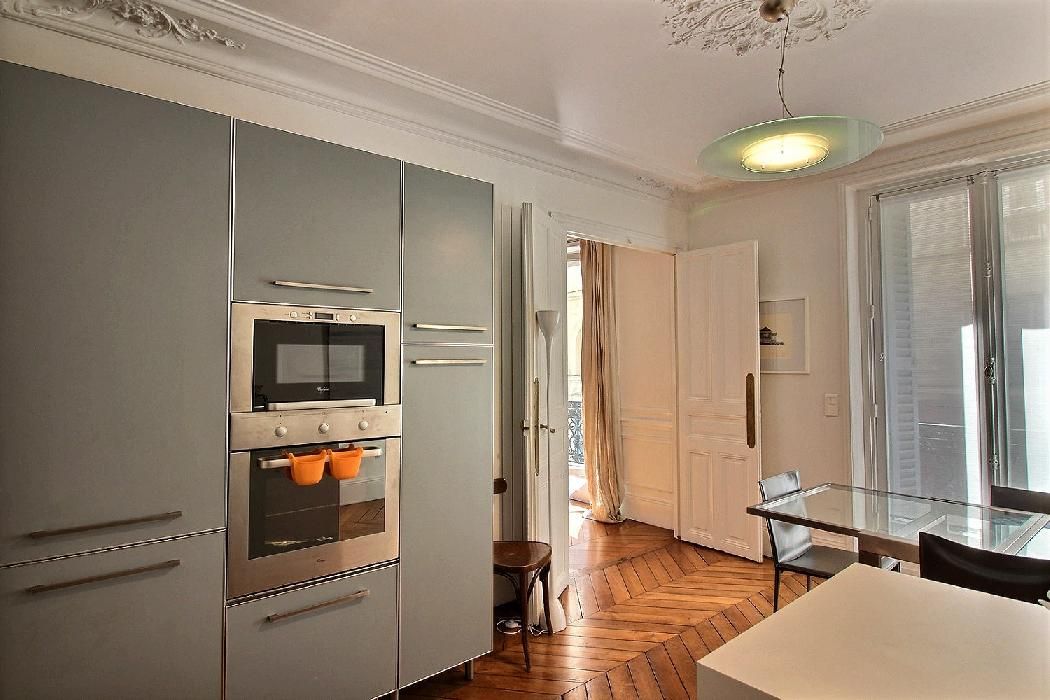 Luxurious, spacious and delicately decorated apartment of 120m2, located in the heart of the 9th district.
