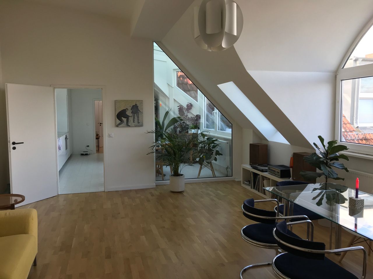 Bright top-floor flat with large terrace in Moabit – perfect for a couple