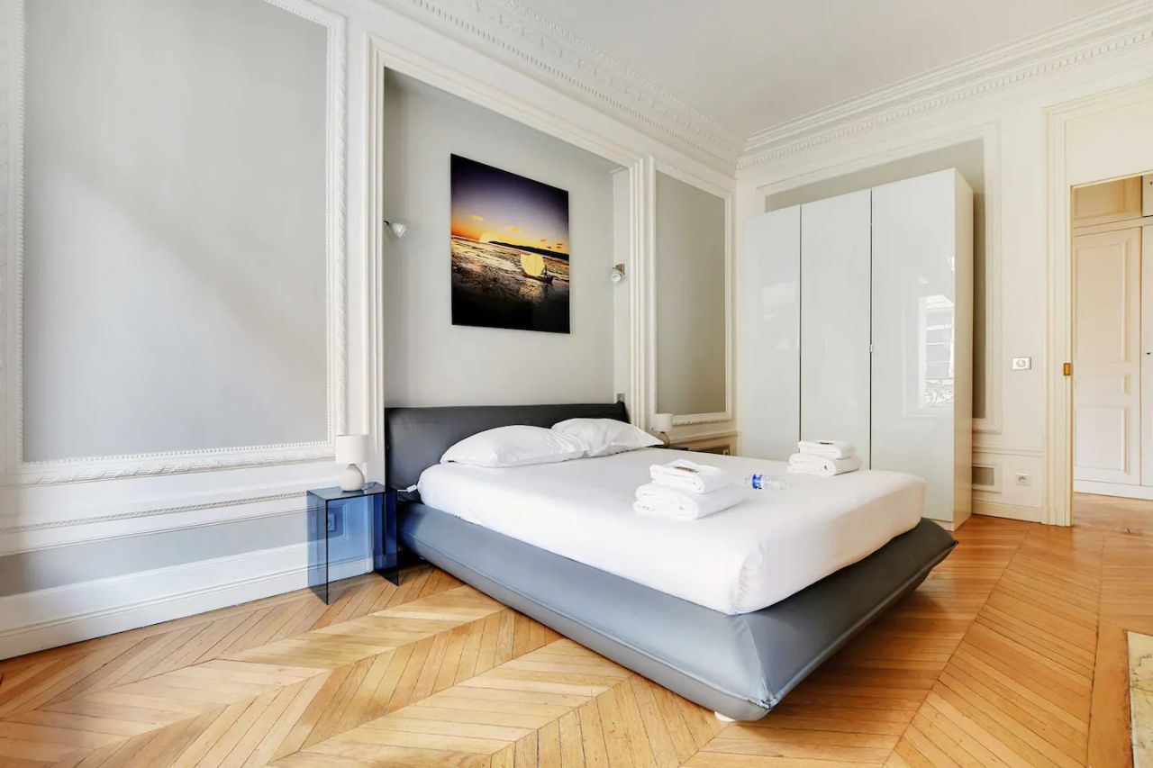 50m² flat nestled between the Champs-Élysées and the Arc de Triomphe.