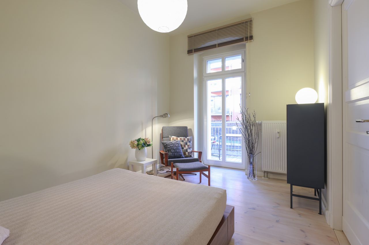 Prime location on Prezlauer Berg, renovated 2-room old building apartment with designer furniture, balcony and elevator