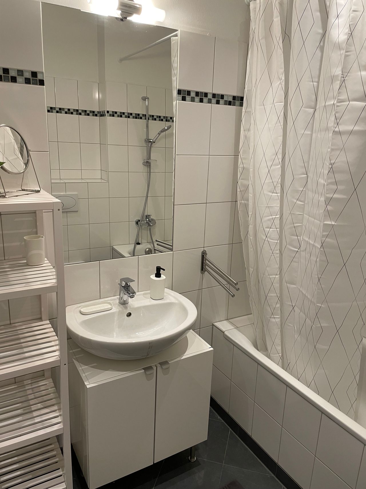 Neat & bright suite located in Moabit