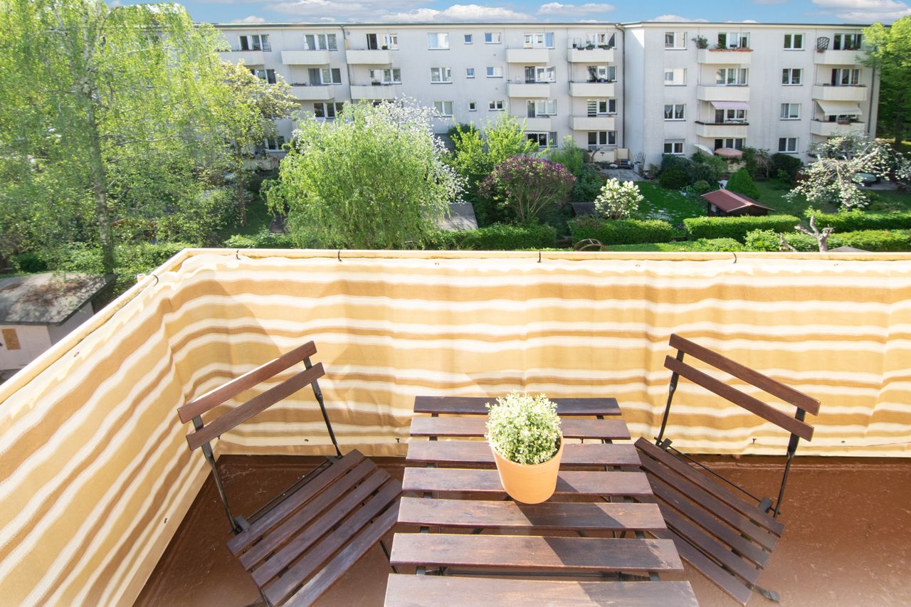Sunny apartment with balcony and green view!