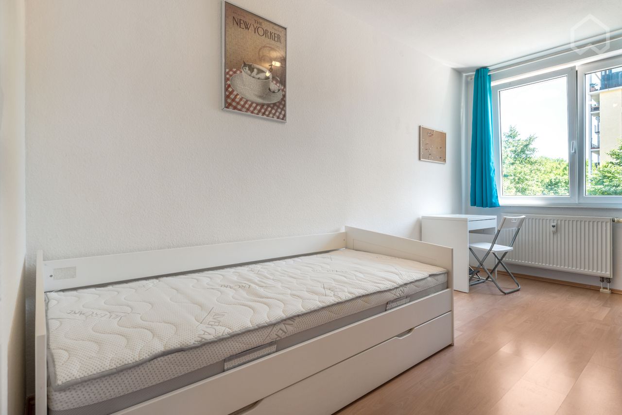 Perfect for expats! Fully accessorized three-rooms apartment, Frankfurt city, riverside