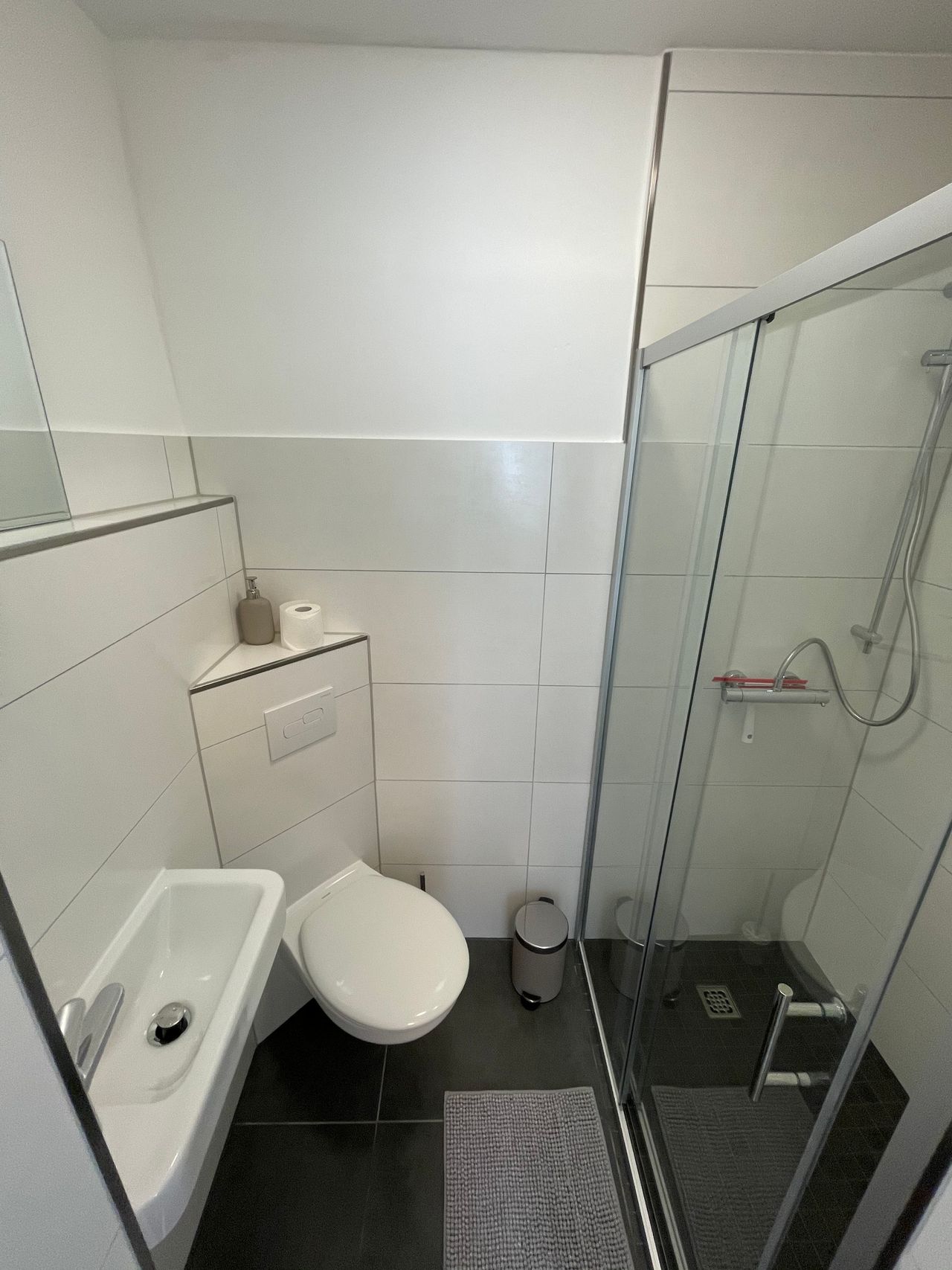 Fully Furnished 1-Room Apartment Next to Leipzig Trade Fair with Parking