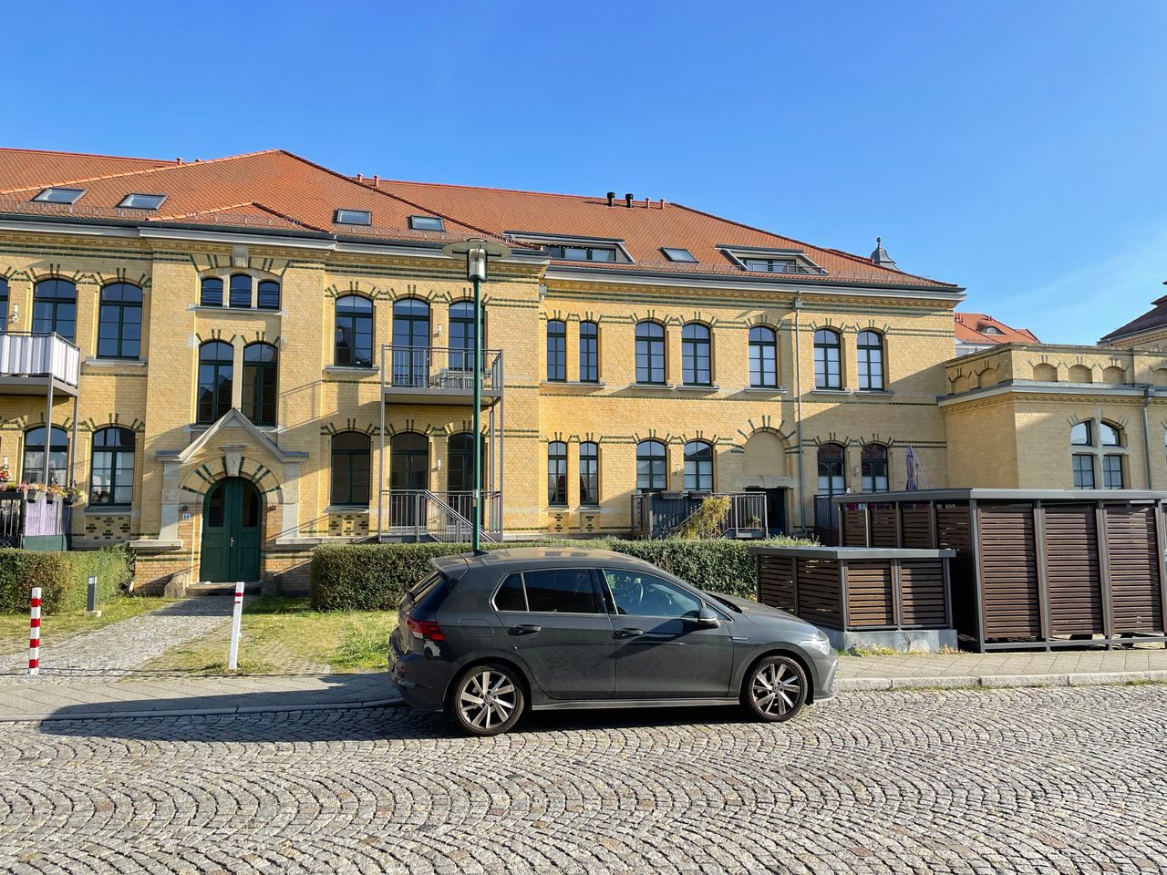 Sehr helle 2-Zimmer-Wohnung mit Altbau-Charme in historischem Ensemble