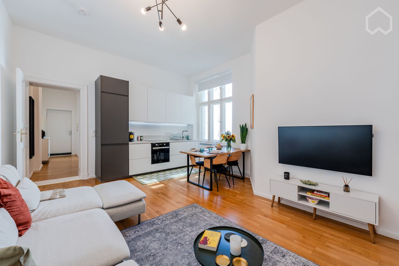 Spacious and Bright 2.5 Room Apartment with Home Office in Prenzlauer Berg, Berlin