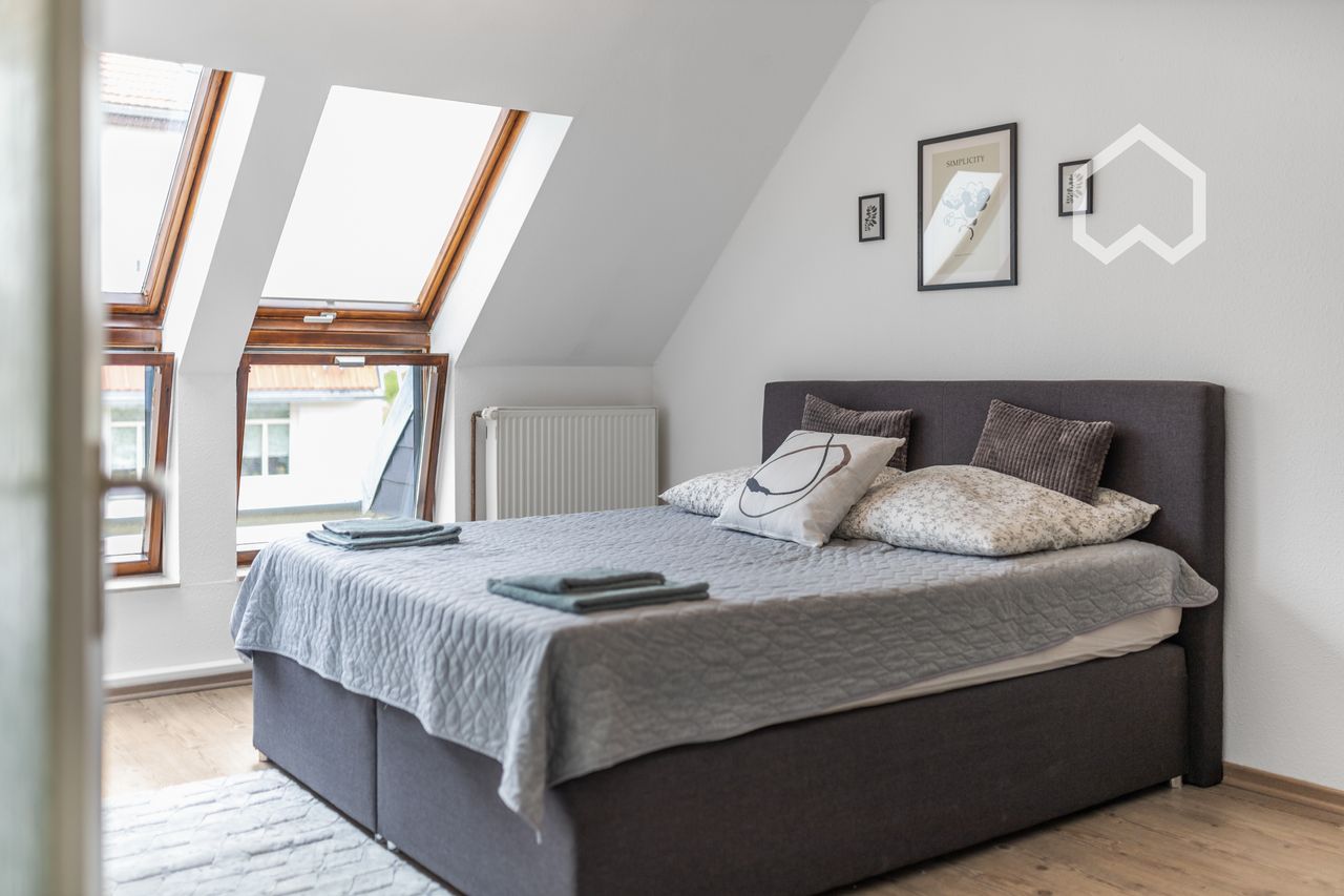 Business or leisure: nice for couples or singles: Sunny 2 room attic for relaxing hours