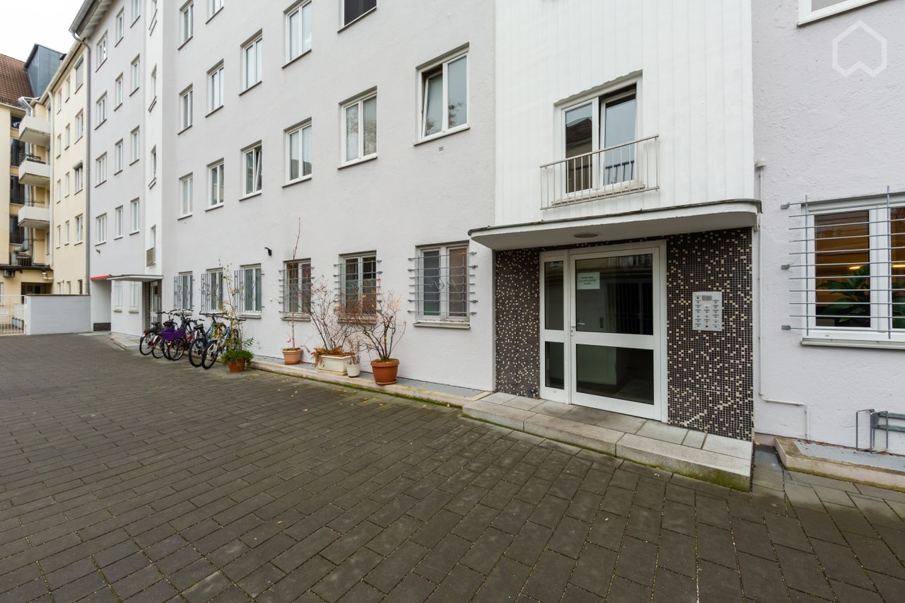 Well cut, bright 2-room apartment with balcony in the middle of Munich