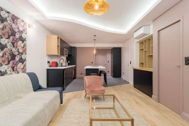 La Suite Victor Hugo 1: A Charming Fully Equipped One Bedroom Apartment in the Heart of Lyon's Presqu'île