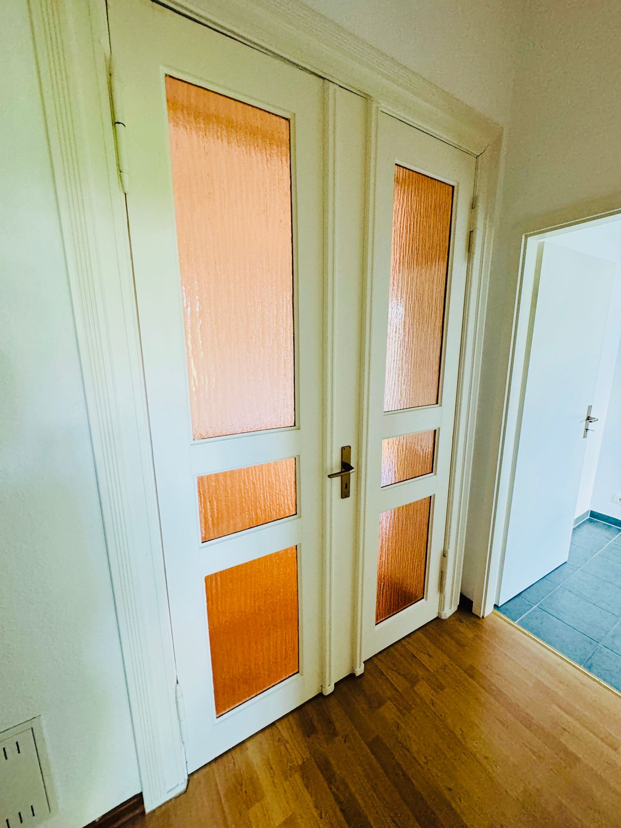 Cozy 2-room apartment with fireplace & fitted kitchen near the city center