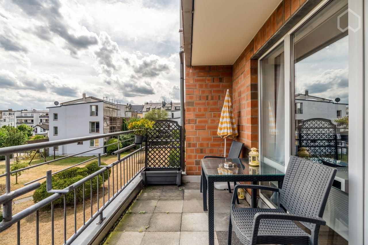Modern, bright top apartment with balcony, underground parking space & access to private park, 5 min from the main train station in Neuss
