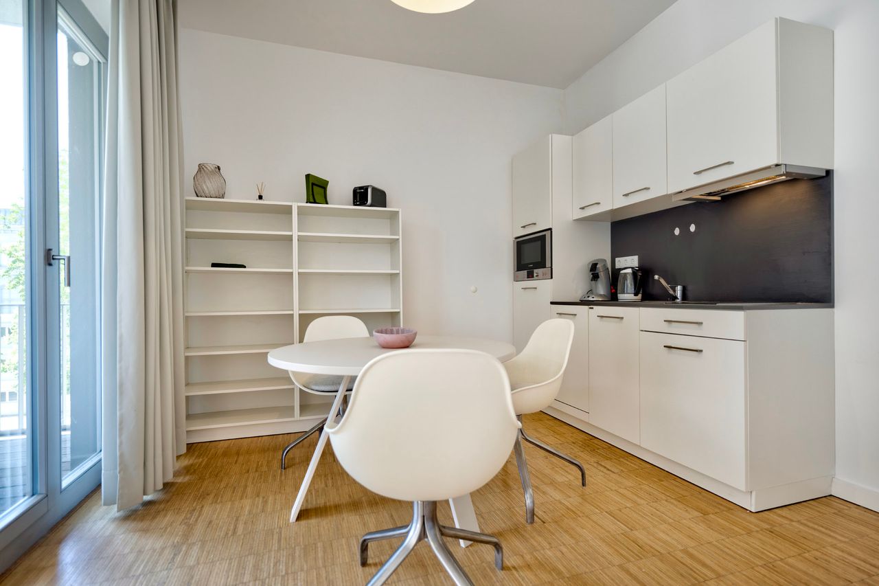 **Chausseestrasse Berlin-Mitte**Quiet gardenhouse with green courtyard *Comfortable 2-room-apartment-spacious terrace