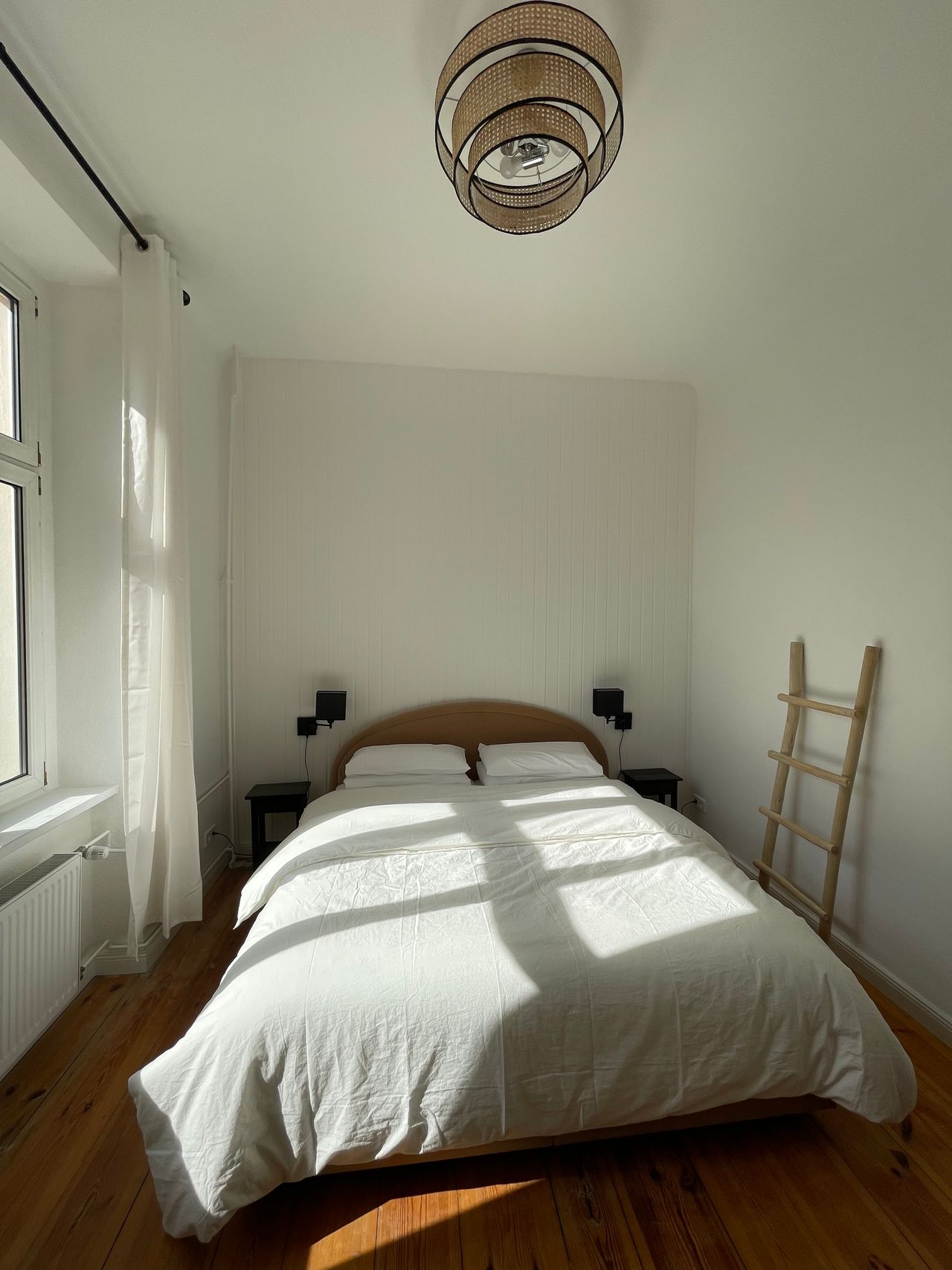 High-quality furnished terrace flat with private garden