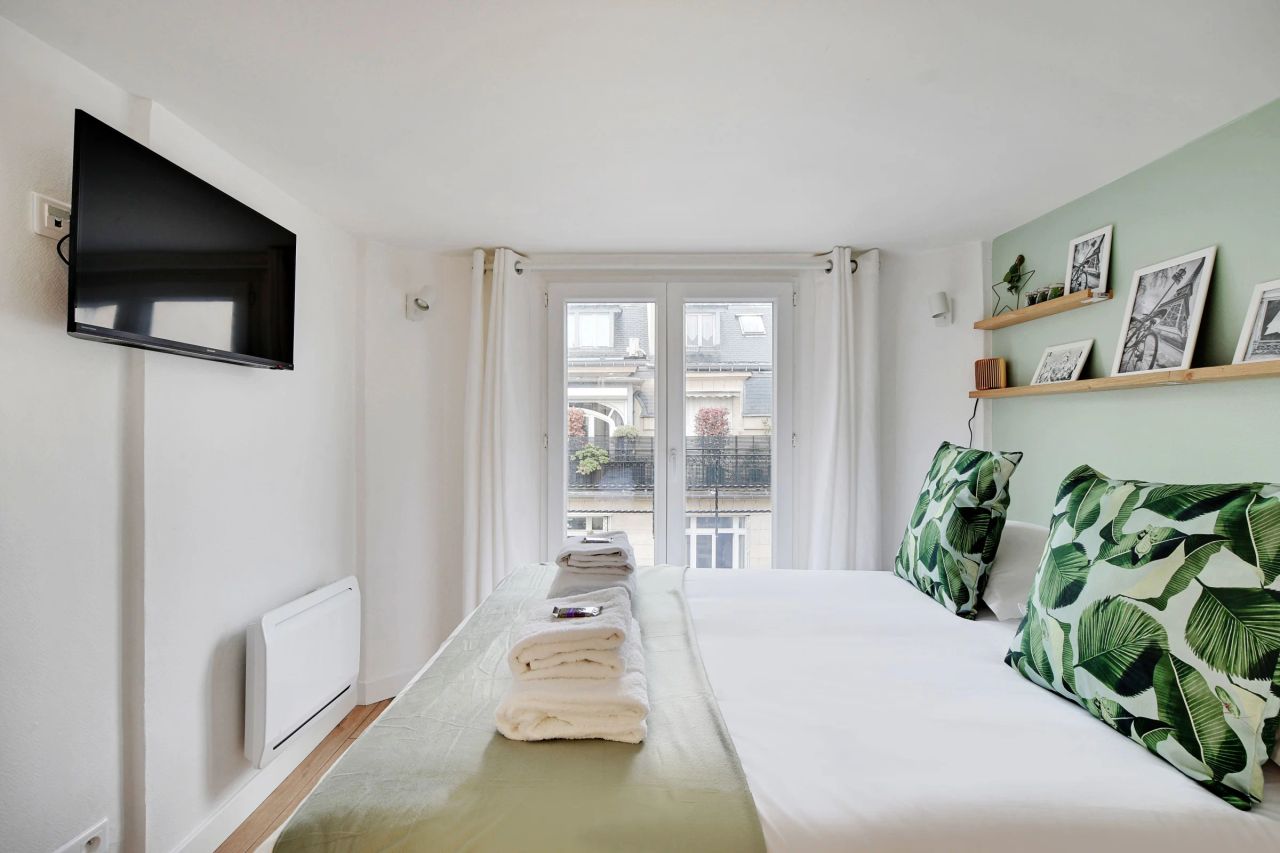 Perfectly optimised flat very well located in the heart of the 17th arrondissement of Paris.