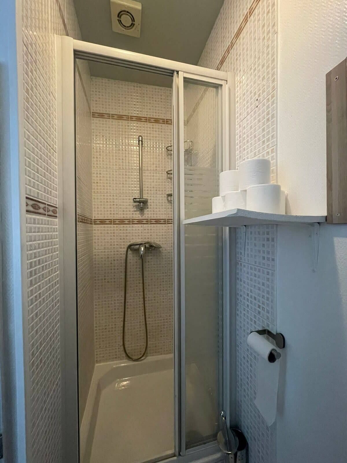 Comfortable and charming studio, located on the 6th floor with an elevator of a beautiful Parisian building.