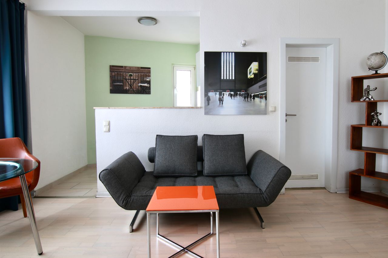 Bright and modernly refurbished apartment near Friesenplatz