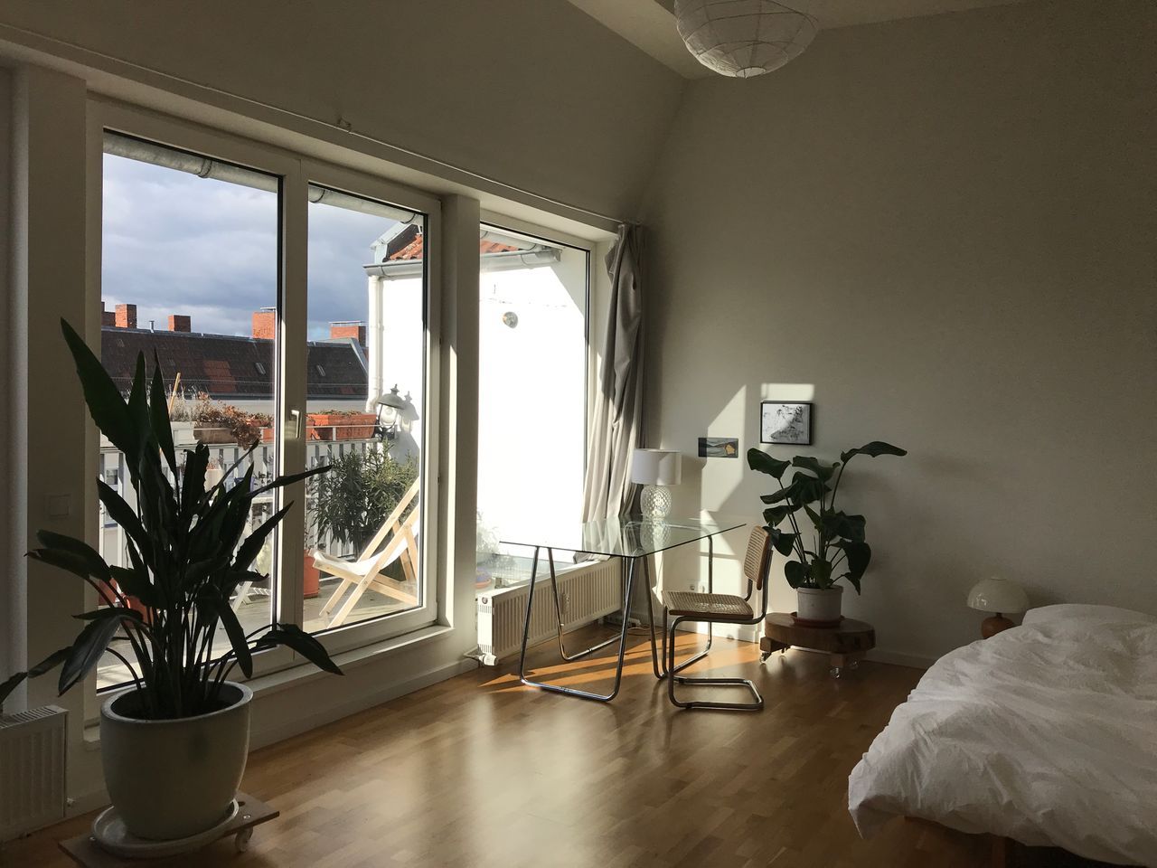 Bright top-floor flat with large terrace in Moabit – perfect for a couple