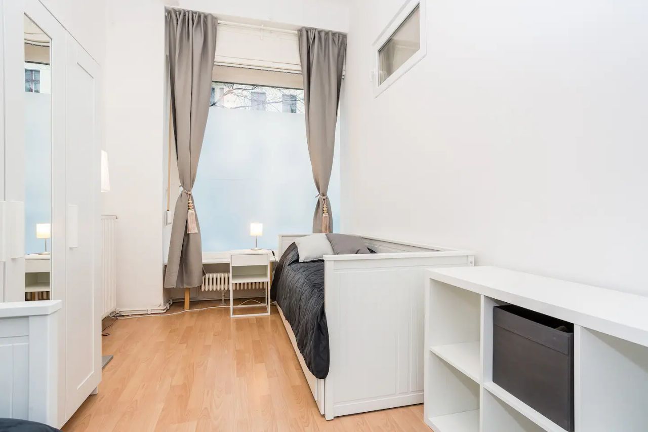 Spacious holiday apartment, fully furnished for 6 six people, making it the perfect place for families or groups to explore the city.