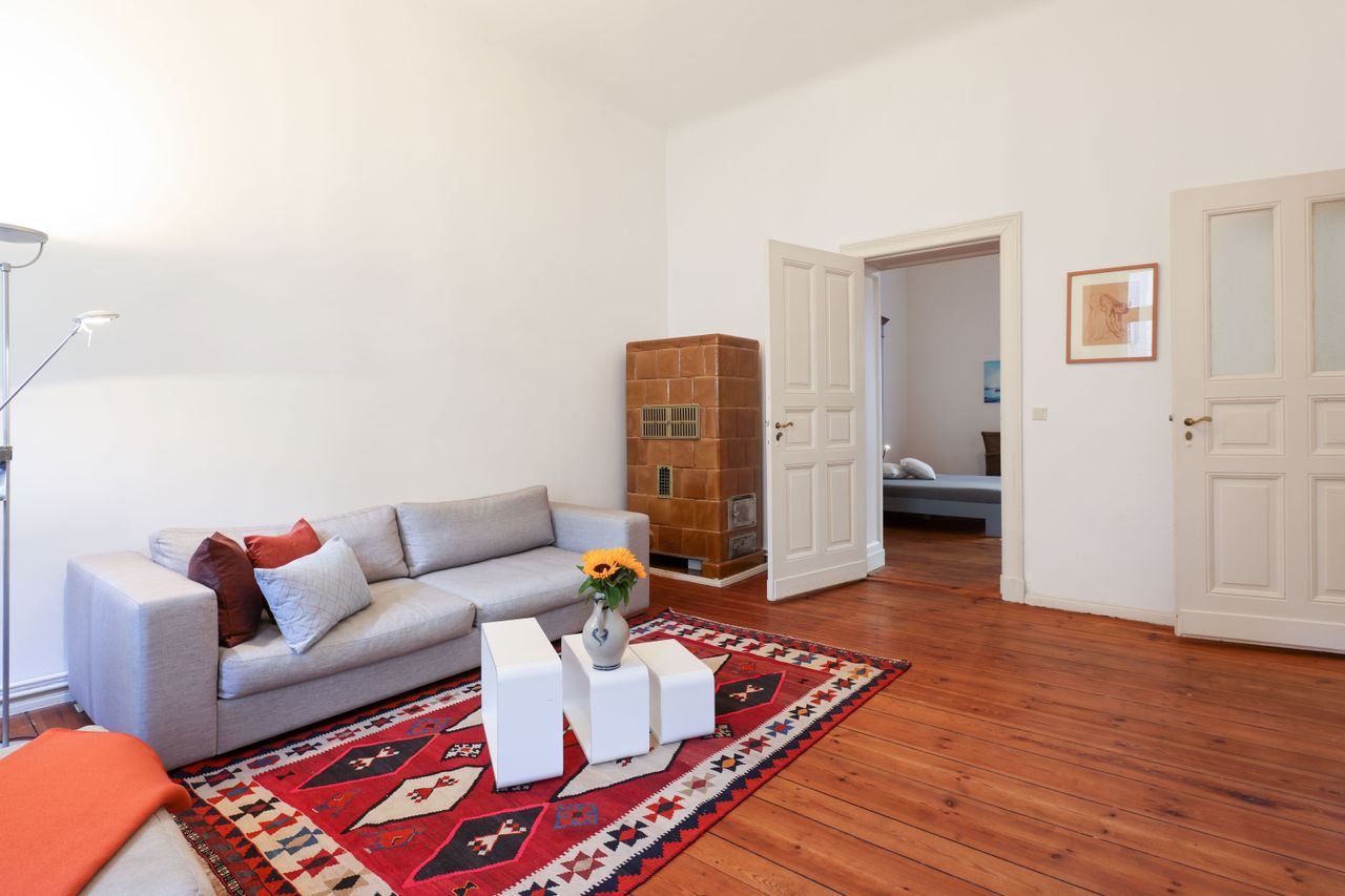 Bright and cozy 2 room apartment in an old building near Victoria Park
