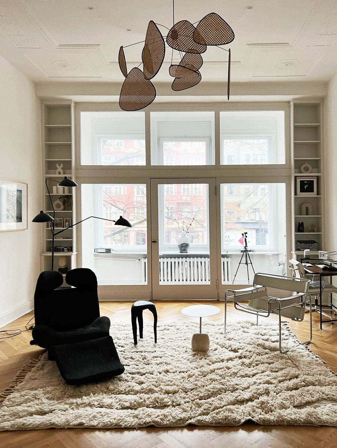 Charming & Spacious 4-Room Apartment with Designer furniture