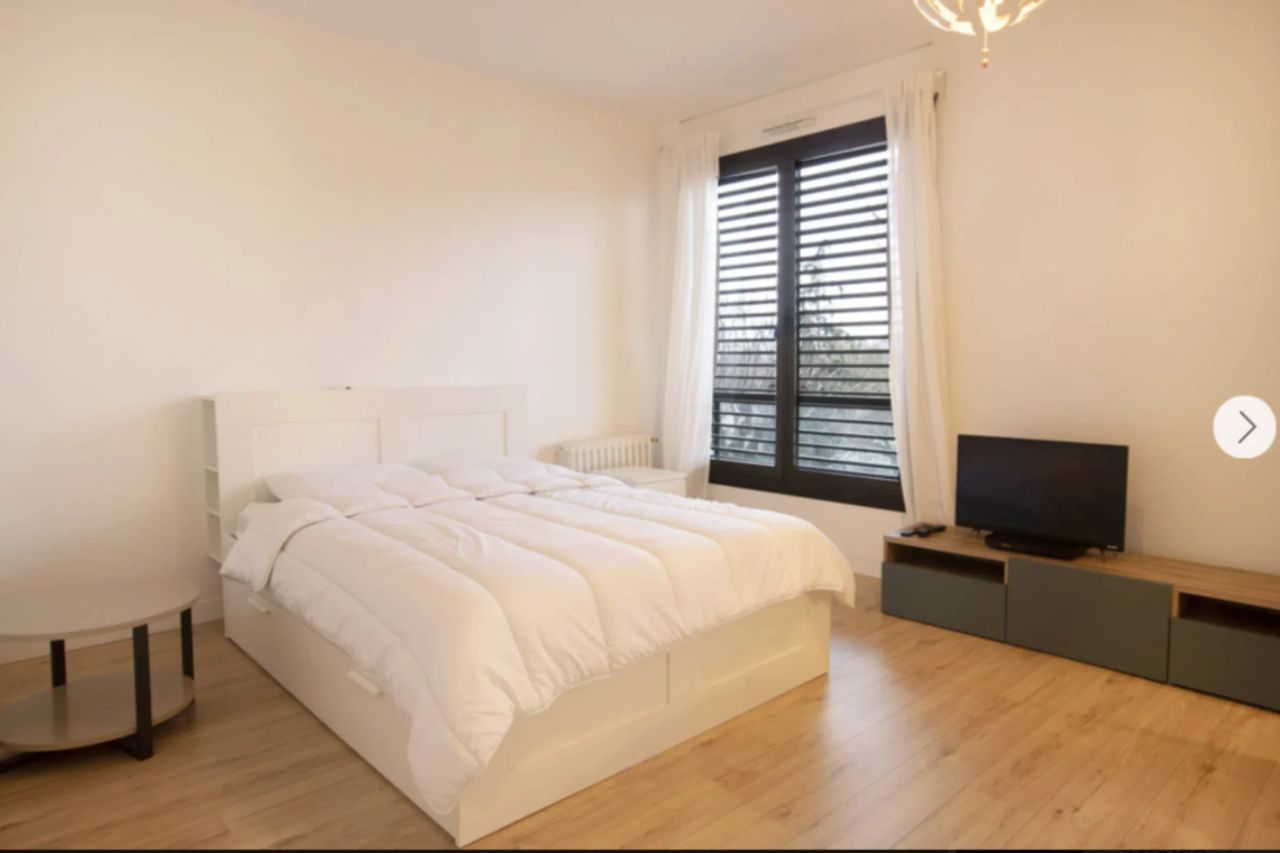 In a beautiful modern residence, lovely accommodation ideally located and fully equipped