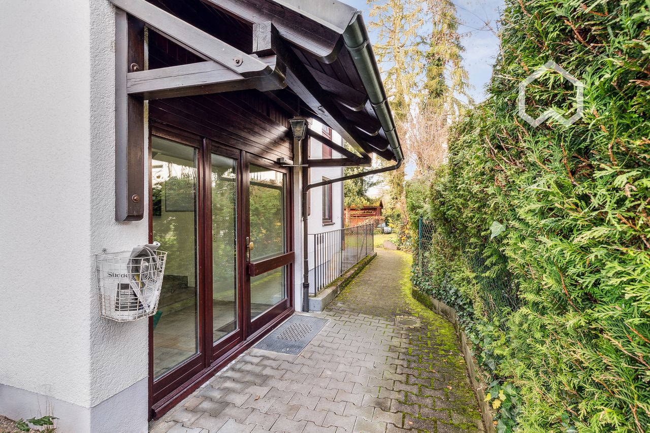 Charming and Fully Furnished 2-Room Apartment with Balcony in München