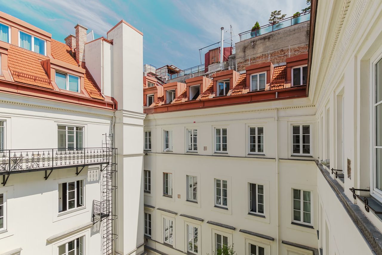 Outstanding Neubau 3BR w/ Elevator & Laundry