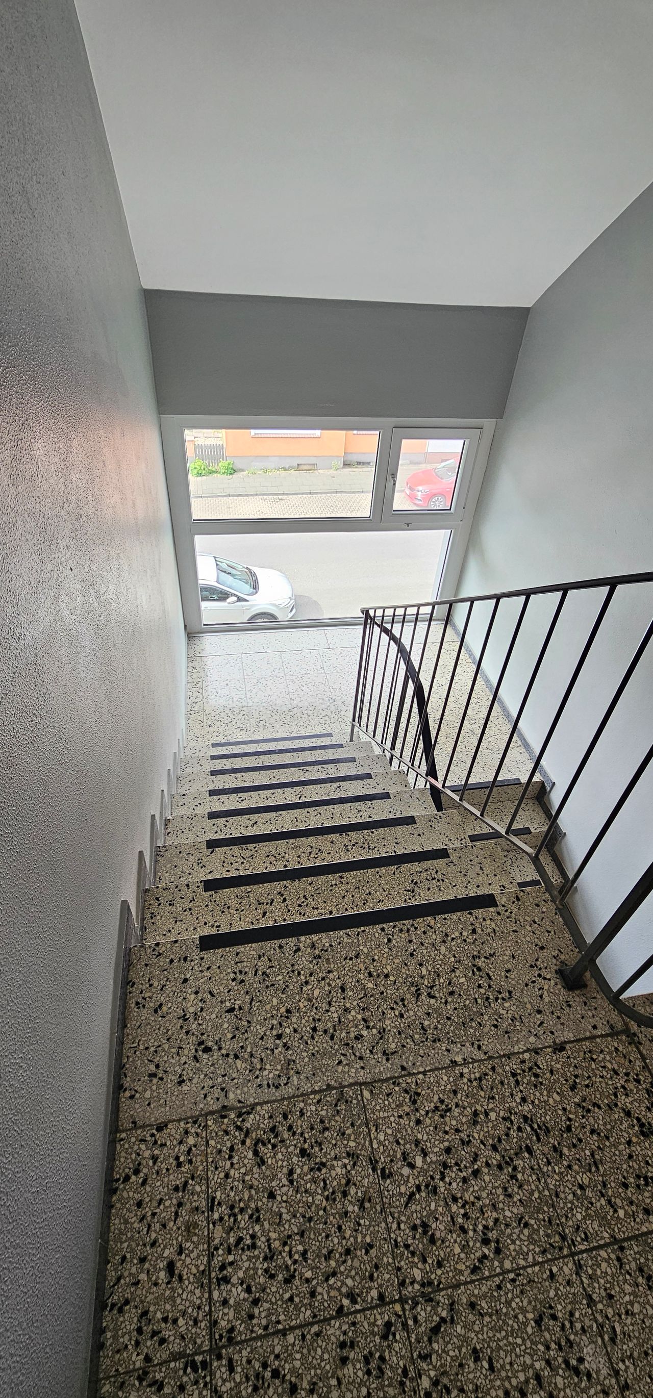 First occupancy after high-quality furnishings, all included. 3 rooms, balcony, parking space.