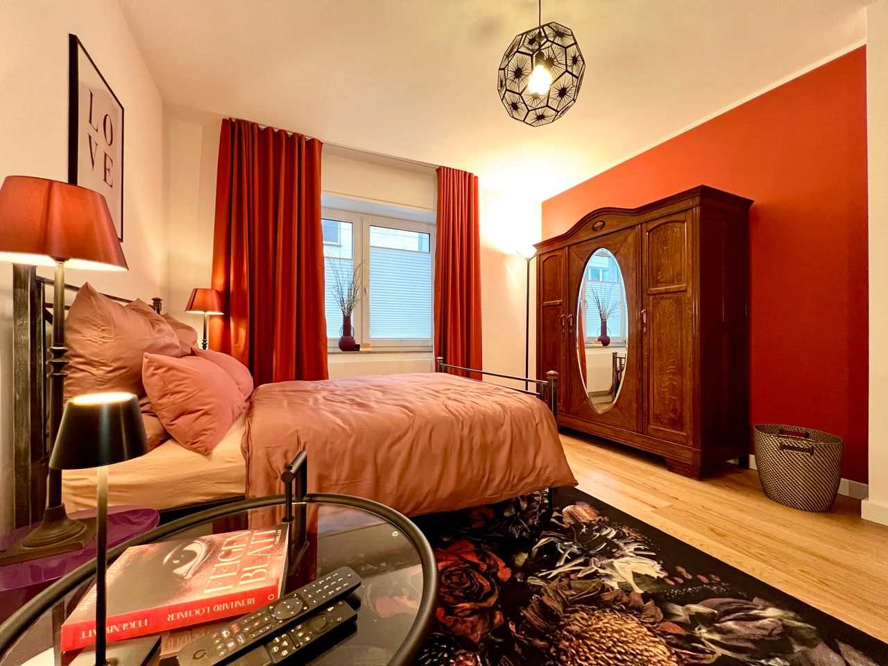 Stylishly Furnished Designer Apartment with Terrace in Düsseldorf-Pempelfort – Luxurious Living