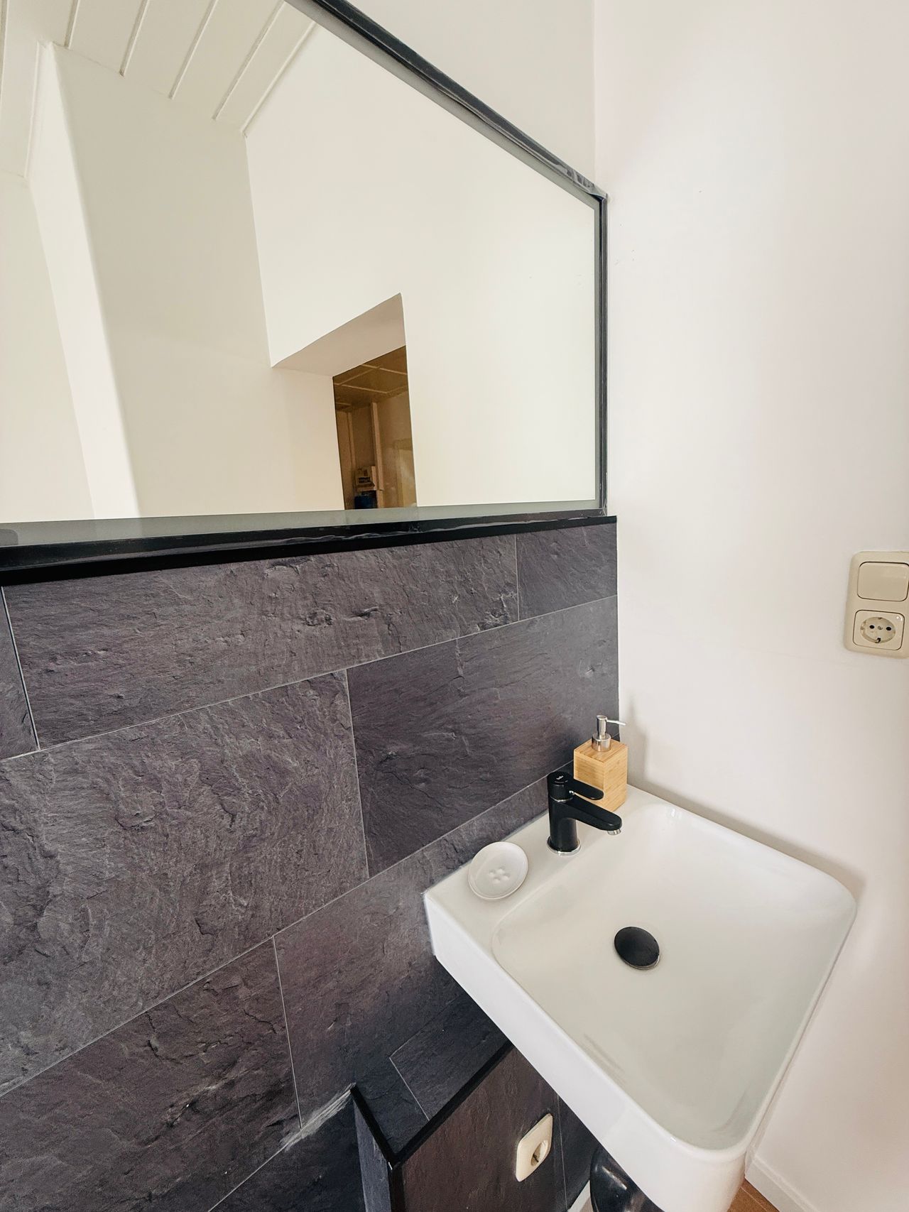 Furnished 2-Room Apartment in Leipzig-Holzhausen – Balcony, High-Quality Renovation, All-Inclusive Rent!