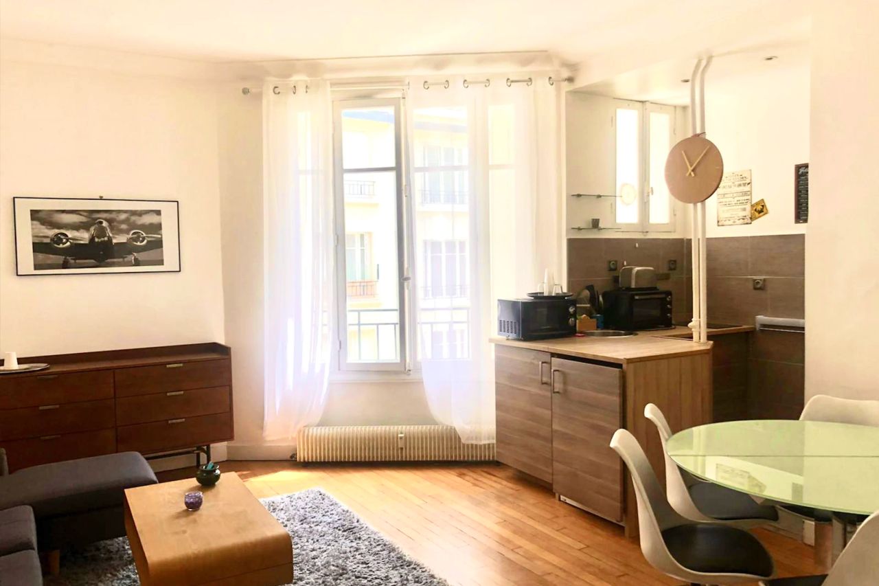 Ideally located flat, perfect pied-à-terre for any professional or student looking for accommodation.
