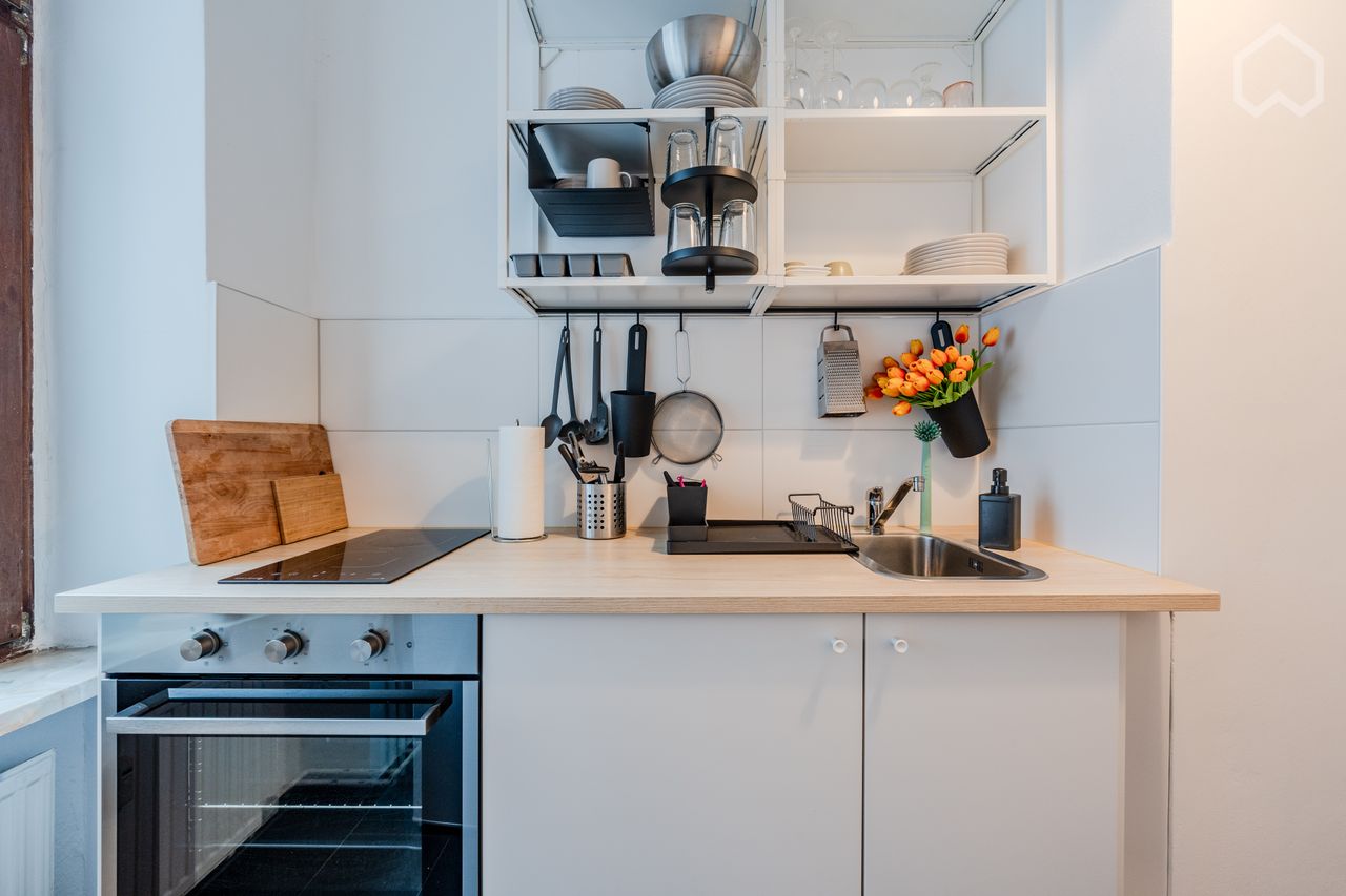 Bright, well-designed 2-room apartment in an old building in Berlin-Kreuzberg (rear building)