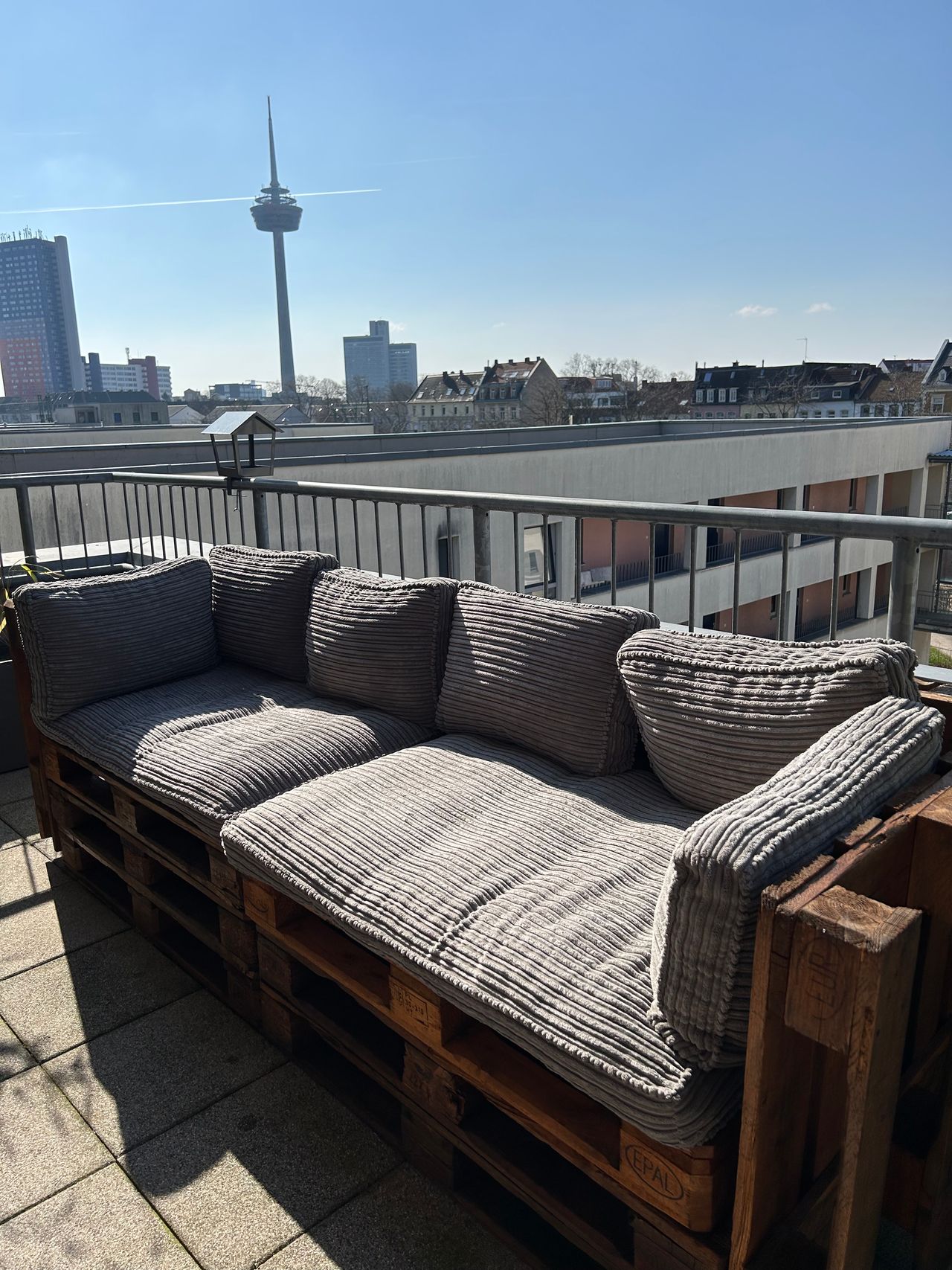 Sunny living on top of the roofs in Cologne Neuehrenfeld