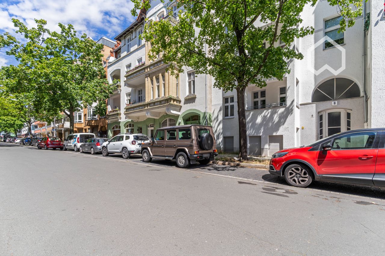 Perfect central location, exclusive fully furnished apartment – ​​bright & charming, directly on Schloßstraße