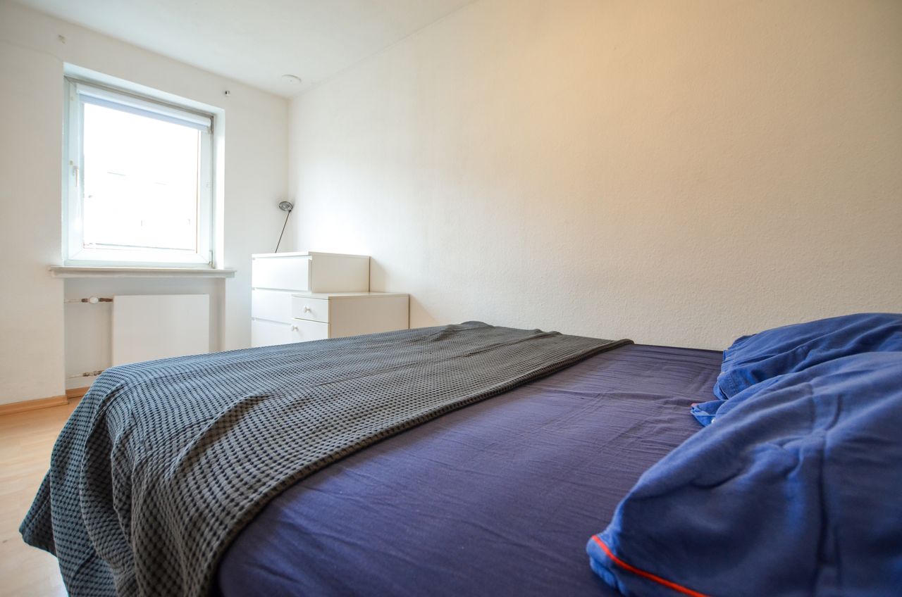 Elevator, Central and fully furnished commuter apartment in Lindenthal