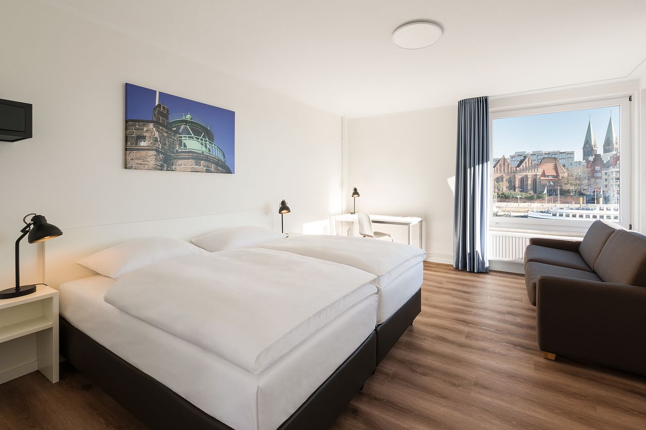 Modern studio for up to 2 persons on the banks of the Weser with panoramic view of the historic old town, directly in the centre of town