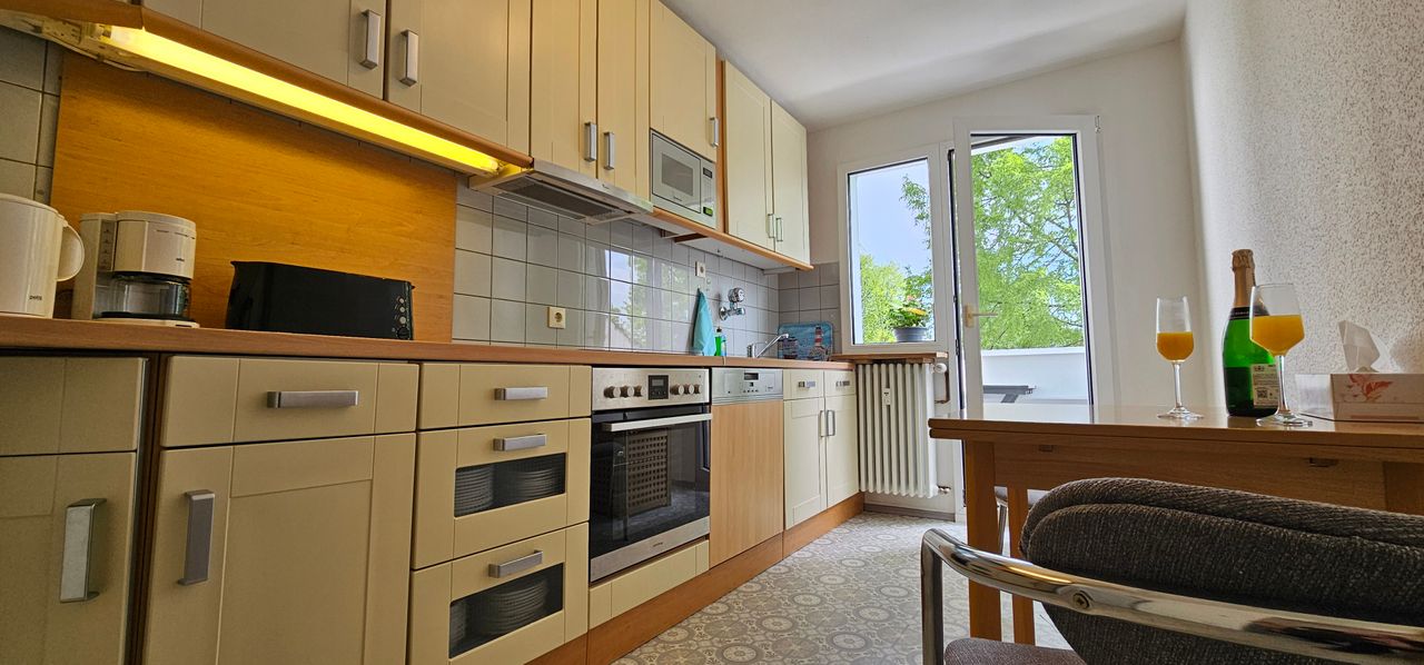 First occupancy after high-quality furnishings, all included. 3 rooms, balcony, parking space.