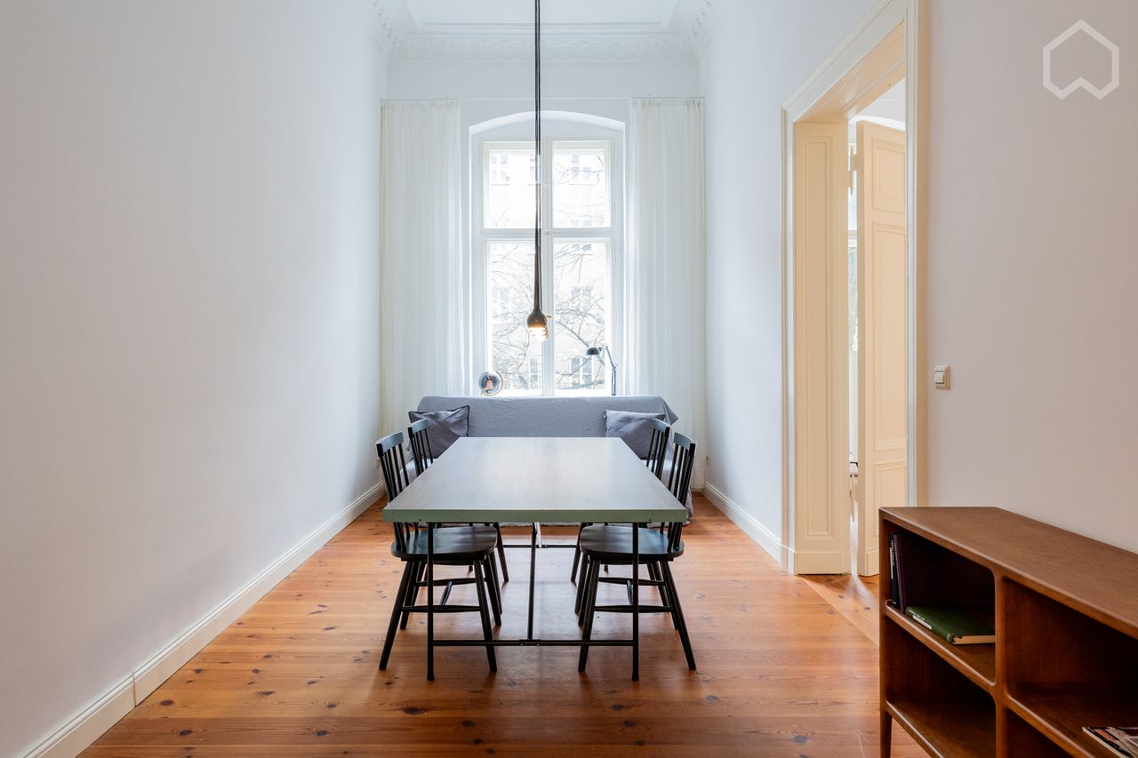 Exclusive Berlin Altbau Apartment at Kollwitzplatz – Designer Furnishings, Spacious Layout, and Quiet Location