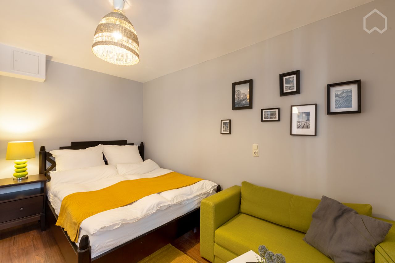 Quiet and fashionable suite located in Köln, directly at the Berliner Street with all shops and restaurants