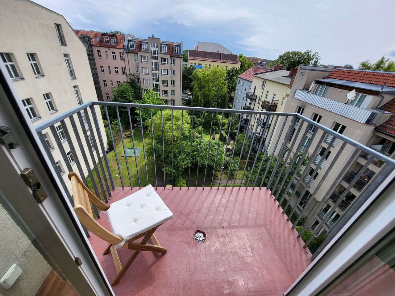 Sunny, quiet and green 2-room top floor apartment in Weißensee, Berlin (Komponistenviertel)