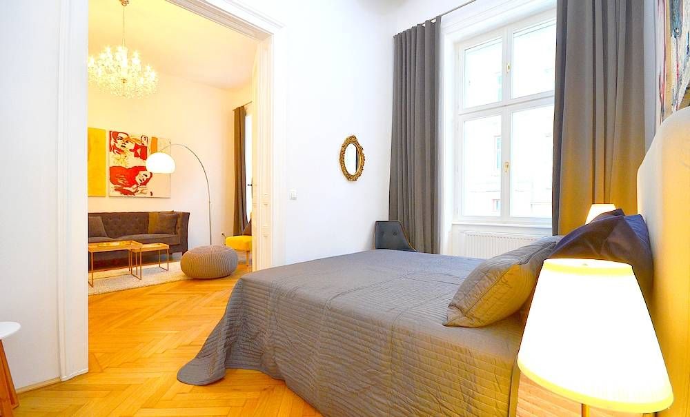 2-bedroom apartment in a lovely historic building nearby the famous Rochusmarkt