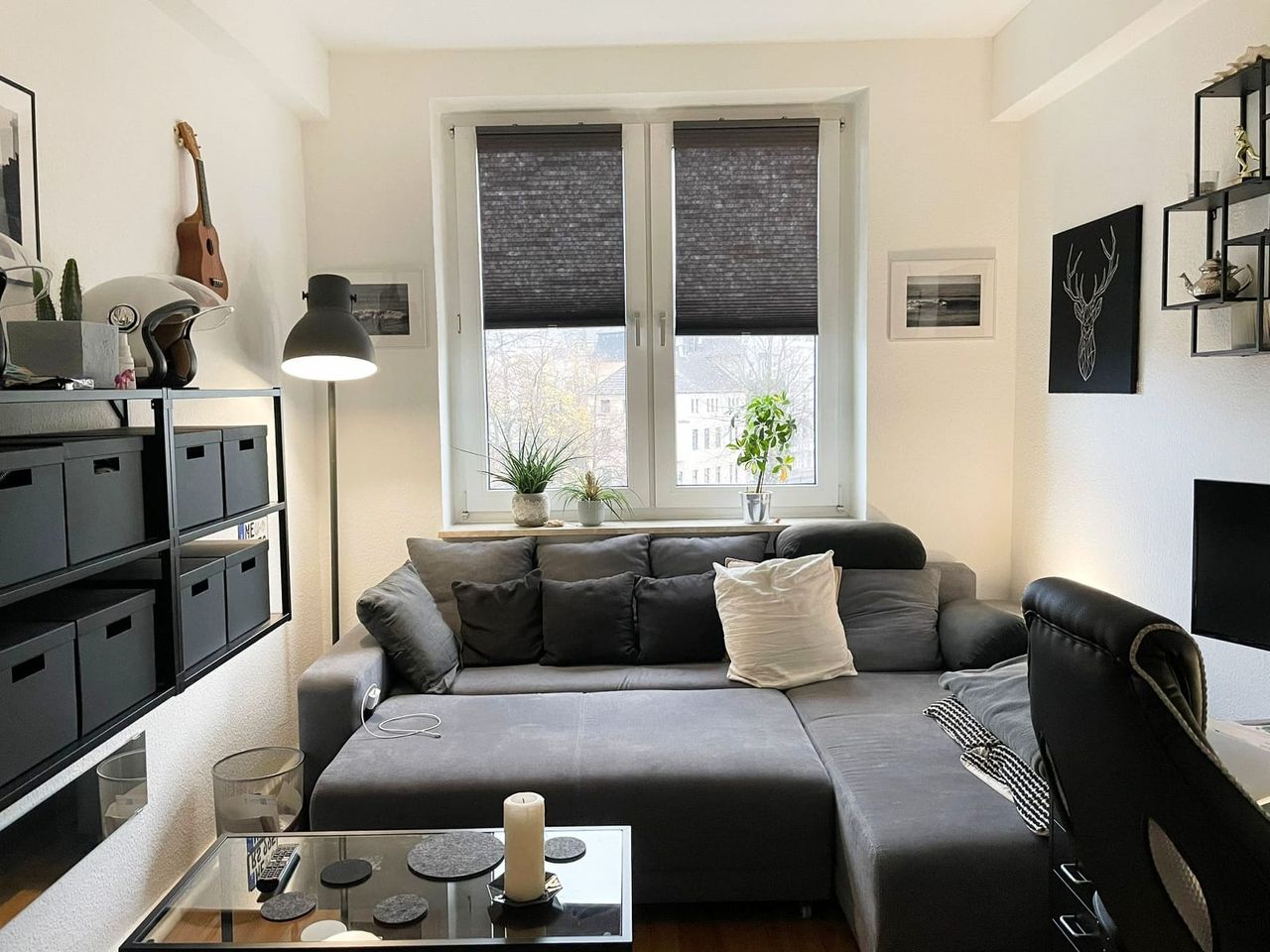 Charming and Newly Renovated 2-Room. Haven with a Sun-Kissed Balcony